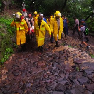 Rescatan a dos tras derrumbe por lluvias en la Barranca de Huentitán