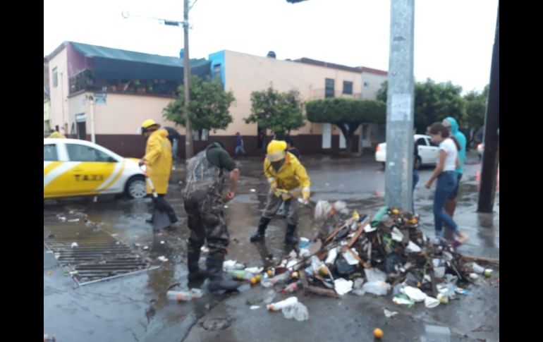 Vehículos varados, inundaciones y afectaciones en algunas fincas fue el saldo de este viernes. ESPECIAL