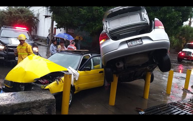 Vehículos varados, inundaciones y afectaciones en algunas fincas fue el saldo de este viernes. ESPECIAL
