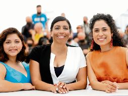 Al centro con vestido blanco y negro, la directora de cine Tatiana Huezo posando desde Cannes. EFE/I. Lamgsdon