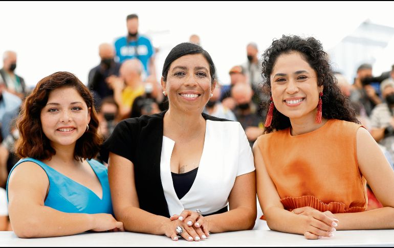 Al centro con vestido blanco y negro, la directora de cine Tatiana Huezo posando desde Cannes. EFE/I. Lamgsdon