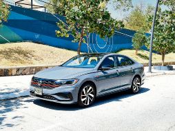 El trazo horizontal en color rojo y los emblemas laterales, lo distingue en las calles como un sedán único. EL INFORMADOR/M. Castillo