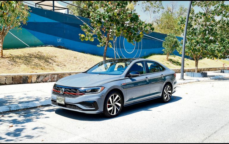 El trazo horizontal en color rojo y los emblemas laterales, lo distingue en las calles como un sedán único. EL INFORMADOR/M. Castillo