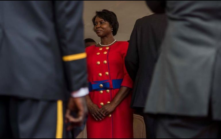 La primera dama bajó del avión por su propio pie, usaba un chaleco antibalas. EFE/ARCHIVO