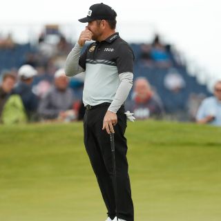 Louis Oosthuizen aguanta la presión de sus rivales en el Abierto Británico