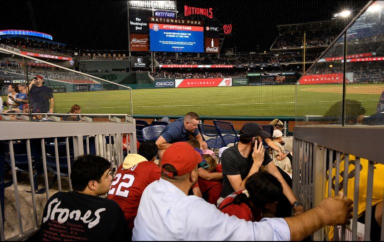 Algunos fanáticos se aglomeraron tras escuchar disparos a las afueras del Nationals Park. AP