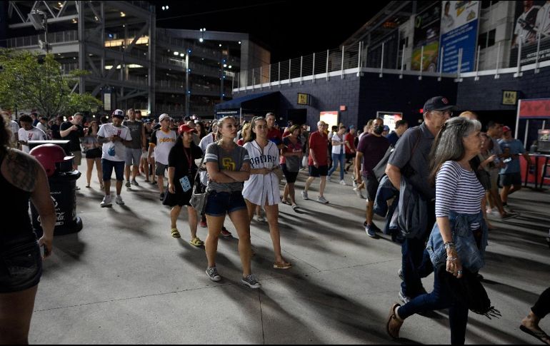 Los Nacionales de Washington exhortaron a la gente a abandonar el inmueble tras suspender el partido. AP