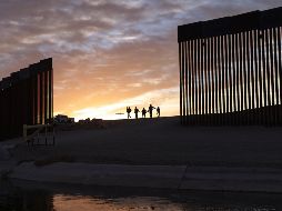 Un grupo de migrantes brasileños atraviesa una brecha en el muro fronterizo para llegar a Estados Unidos después de cruzar de México a Yuma, Arizona, para buscar asilo. AP/E. García