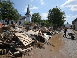 Personas remueven escombros en Iversheim, Alemania, tras las afectaciones por las inundaciones. AFP/S. Bozon