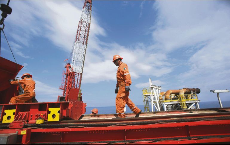 RENDIMIENTO. México produce un millón 753 mil barriles diarios, volumen que se estima mantendrá hasta mayo del siguiente año. AP