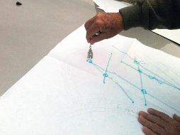 PBRO. Padre Fili en el predio de Distrito Iconia confirmando estudios científicos sobre los pozos de agua que será utilizada para los vecinos de Huentitán. CORTESÍA