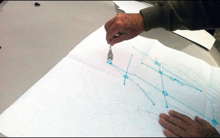 PBRO. Padre Fili en el predio de Distrito Iconia confirmando estudios científicos sobre los pozos de agua que será utilizada para los vecinos de Huentitán. CORTESÍA