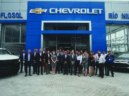 DIRECTIVOS GM. Familia Flores y equipo operativo Flosol. CORTESÍA