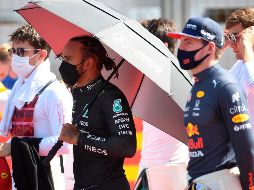 Hamilton conquistó el GP de Gran Bretaña, sin embargo, por el golpe que dio a Max Verstappen seguidores se manifestaron en contra de lo hecho por el piloto de Mercedes y en redes sociales emitieron insultos racistas. EFE / A. Rain