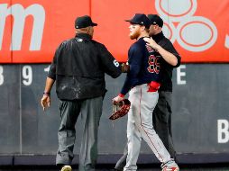 El duelo fue momentáneamente detenido en la sexta entrada por un pelotazo que recibió en la espalda, Alex Verdugo, jardinero izquierdo de Boston, por parte de un aficionado local. EFE / J. Szenes