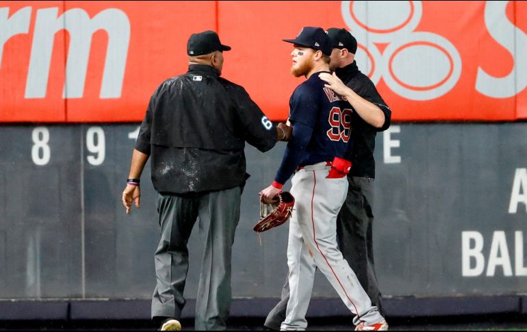 El duelo fue momentáneamente detenido en la sexta entrada por un pelotazo que recibió en la espalda, Alex Verdugo, jardinero izquierdo de Boston, por parte de un aficionado local. EFE / J. Szenes