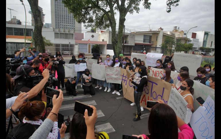 Las asistentes leyeron dos comunicados en los cuales exigieron que se retiren los cargos contra las 10 jóvenes retenidas tras la protesta del 9 de junio. EL INFORMADOR/A. Camacho