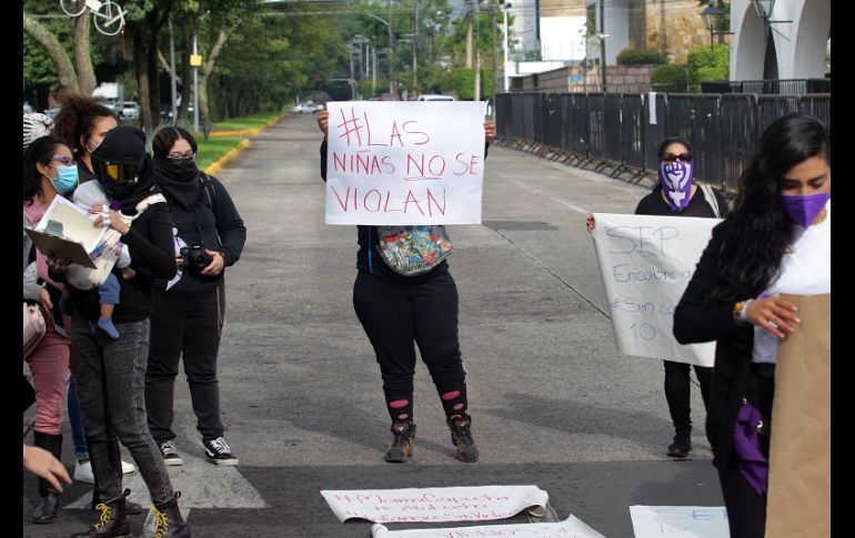 Las asistentes leyeron dos comunicados en los cuales exigieron que se retiren los cargos contra las 10 jóvenes retenidas tras la protesta del 9 de junio. EL INFORMADOR/A. Camacho