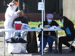Una persona se toma una muestra PCR, en Santiago, Chile. EFE/E. González