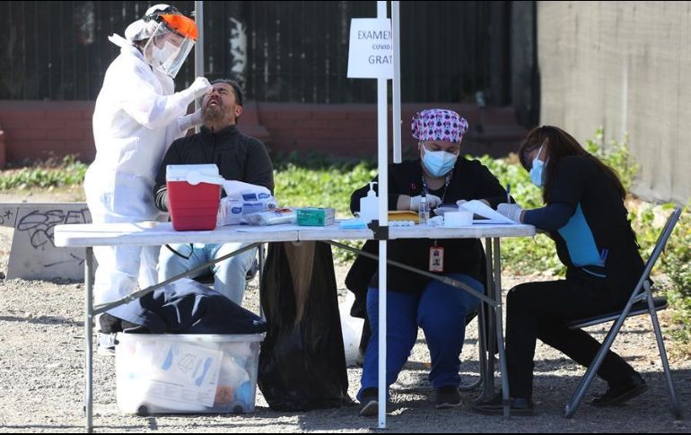 Una persona se toma una muestra PCR, en Santiago, Chile. EFE/E. González