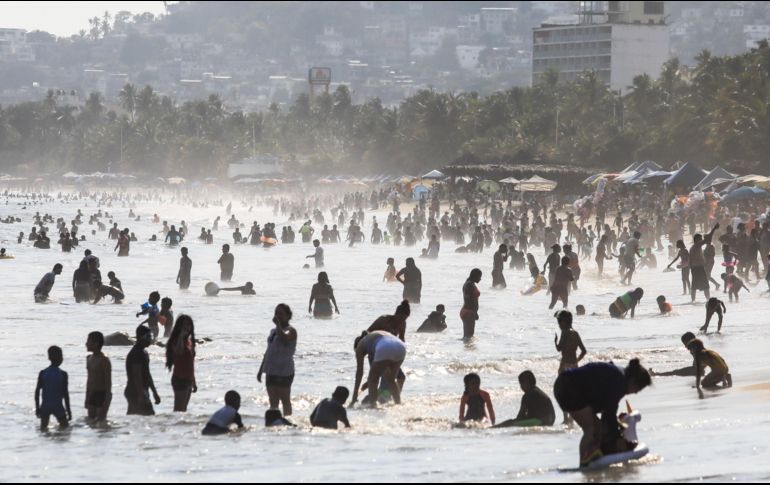 Expertos reiteran que la mejor manera de prevenir el contagio de COVID-19 es no salir de casa a menos de que sea indispensable. EFE / ARCHIVO