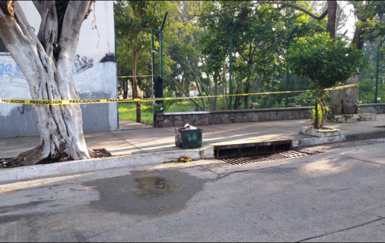 Agentes de la Unidad Especializada en Investigación de Feminicidios realizan diligencias para saber cómo se dio el hecho criminal. ESPECIAL /