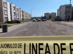 Uno de los cuerpos fue ubicado a un costado del fraccionamiento Valle Dorado Inn de Tlajomulco. ESPECIAL