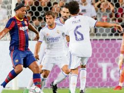 FILGRANA. Ronaldinho fue el más ovacionado. Se dio el lujo de desquiciar a los madridistas, como siempre lo hizo. EFE