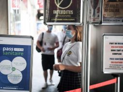 Los franceses deberán presentar una prueba de vacunación o un test COVID-19 negativo para ir a cines, museos o lugares deportivos, como consecuencia de un aumento del 140% de contagios en una semana. AFP / A. Jocard