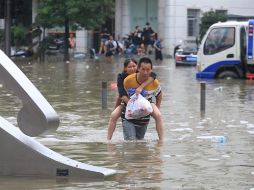 Detallan que el equivalente a la lluvia media de un año cayó en sólo tres días en la ciudad de Zhengzhou. EFE/FEATURECHINA