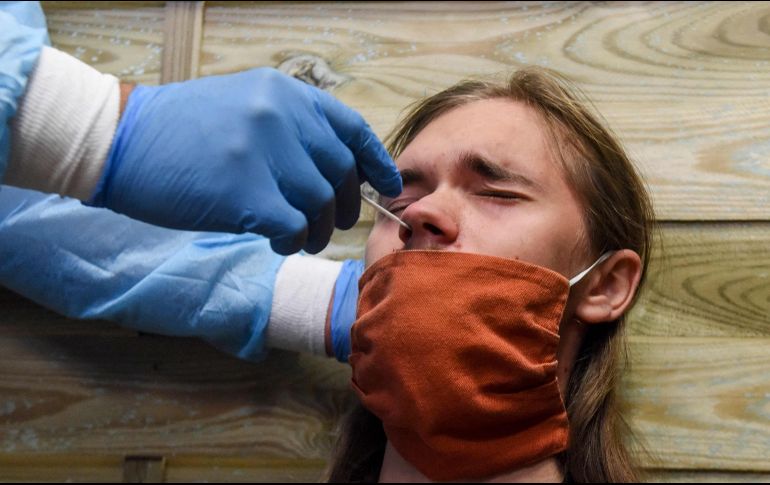 La variante Delta comienza a manifestarse luego de los cuatro días de la exposición con otra persona infectada. AFP/S. Salom-Gomis