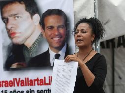 Mary Sainz, esposa de Israel Vallarta, se dirigió hoy a medios desde el Zócalo de la Ciudad México. EFE/S. Gutiérrez