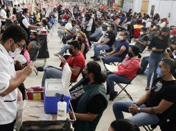 Personas de 30 a 39 años reciben la primera dosis de la vacuna anticovid en módulos de la ciudad de León, Guanajuato. EFE/L. Ramírez