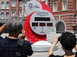 Un reloj de cuenta regresiva para el inicio de los Juegos Olímpicos de Tokio 2020, ubicado cerca de la Estación de Tokio. Xinhua/Du Xiaoyi