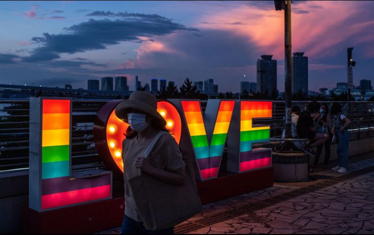 Japoneses pasean por la calles de Tokio este 22 de julio, antes de la ceremonia de inauguración de los Juegos Olímpicos. EFE / F. Robichon