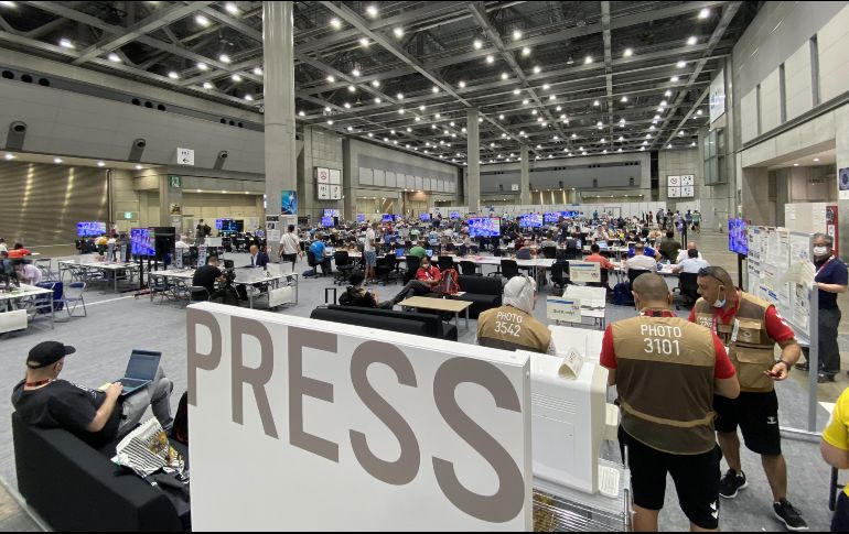 Periodistas trabajan en el Centro Principal de Prensa de Tokio 2020, previo a la ceremonia de inauguración. Xinhua / Wang Qingqin