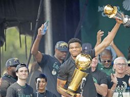 Giannis Antetokounmpo gozó al máximo de los festejos del campeonato. AP/A. Gash