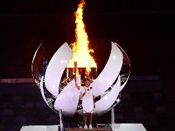 La estructura esférica se abrió para emular la forma de una flor y Naomi Osaka pasó la llama de la antorcha para dar por concluida la ceremonia de cuatro horas. AFP / F. Fife