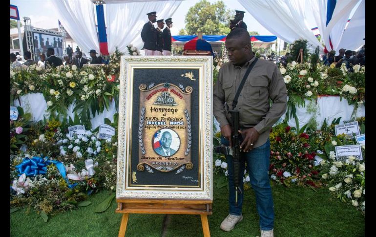 Un batallón rindió honores militares al jefe de Estado, mientras que la ceremonia religiosa fue dirigida por cinco sacerdotes. EFE/J. Herve