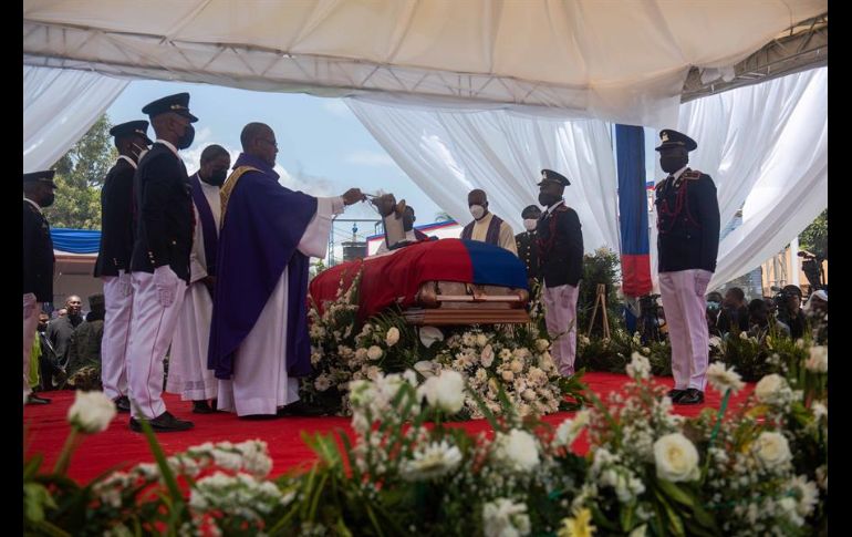 Un batallón rindió honores militares al jefe de Estado, mientras que la ceremonia religiosa fue dirigida por cinco sacerdotes. EFE/J. Herve