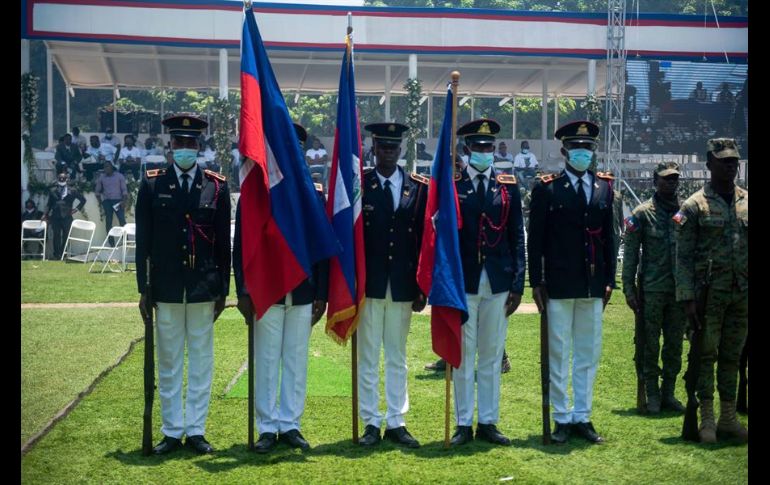 Un batallón rindió honores militares al jefe de Estado, mientras que la ceremonia religiosa fue dirigida por cinco sacerdotes. EFE/J. Herve
