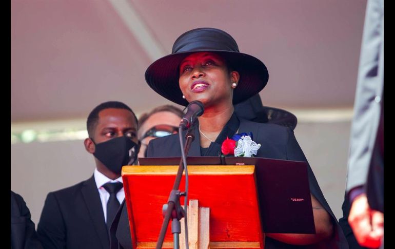 Un batallón rindió honores militares al jefe de Estado, mientras que la ceremonia religiosa fue dirigida por cinco sacerdotes. EFE/J. Herve