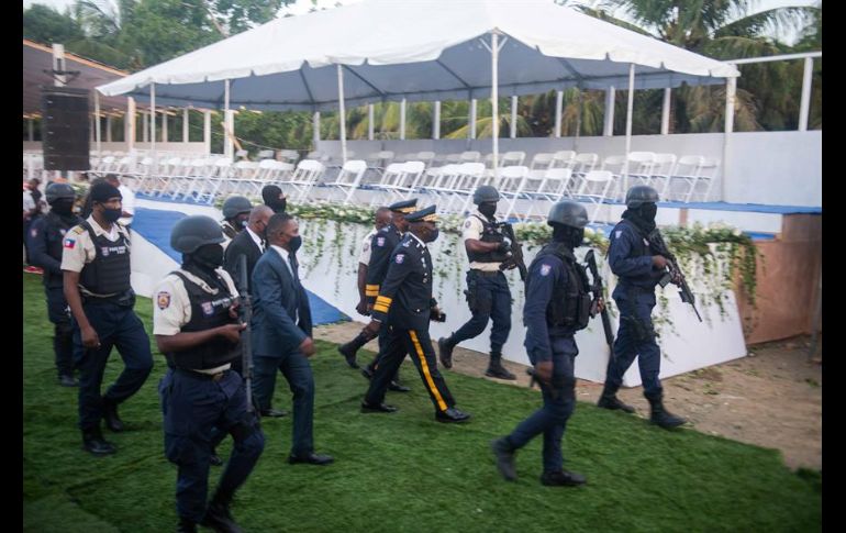 Un batallón rindió honores militares al jefe de Estado, mientras que la ceremonia religiosa fue dirigida por cinco sacerdotes. EFE/J. Herve