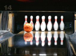 El boliche es una opción en la que puede divertirse toda la familia. ESPECIAL/Photo by Michelle McEwen on Unsplash.