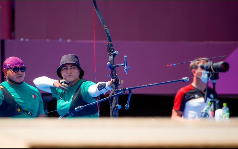 Luis Álvarez y Alejandra Valencia pelean por una medalla. EFE/D. Azubel