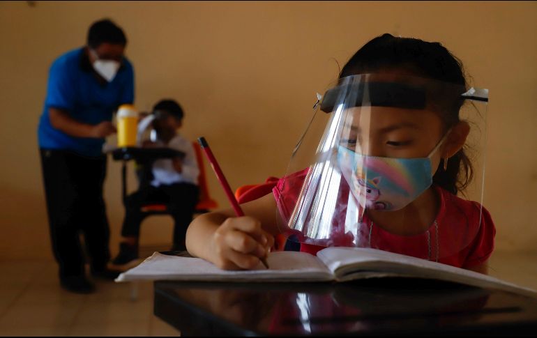 El 30 de agosto, los alumnos de educación básica podrán volver a clases presenciales tras el encierro por la pandemia de COVID-19, aunque de manera opcional. AP / ARCHIVO