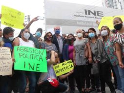 NUEVO LEÓN. Ciudadanos se manifestaron afuera de la junta local ejecutiva del INE en Monterrey, en apoyo a Samuel García, gobernador electo de Nuevo León. SUN