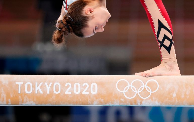 Pauline Schaefer-Betz en la barra de equilibrio. EFE/How Hwee Young