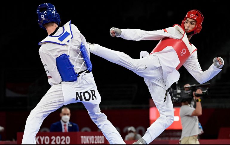 El medallista mexicano Óscar Salazar no entrena a México, sino a la selección nacional de Egipto, la cual este día subió al podio por cortesía de Hedaya Malak y Seif Eissa (D). AFP / J. Soriano