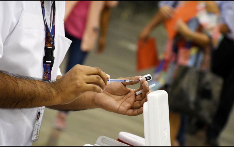 Millones de personas en el mundo acuden todos los días a vacunarse contra el COVID-19 y a diario ocurren episodios de intolerancia, o casos singulares de aquellos que se encuentran con una persona inesperada. SUN / ARCHIVO